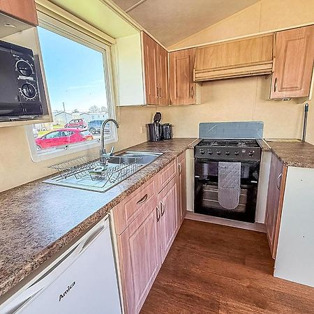 Superb Caravan At Seawick Holiday Park, Sleeps 8 Ref 27202Sw Clacton-on-Sea Exterior foto