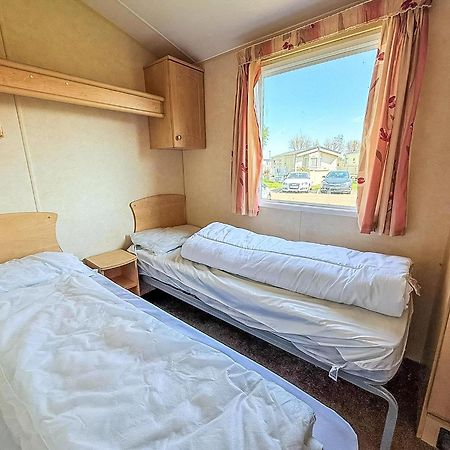 Superb Caravan At Seawick Holiday Park, Sleeps 8 Ref 27202Sw Clacton-on-Sea Exterior foto